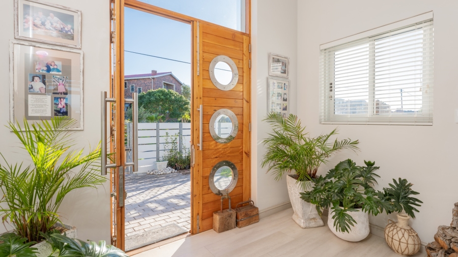 6 Bedroom Property for Sale in Struisbaai Western Cape